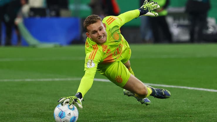 פרץ בפעולה (צילום: REUTERS/Kai Pfaffenbach) דניאל פרץ