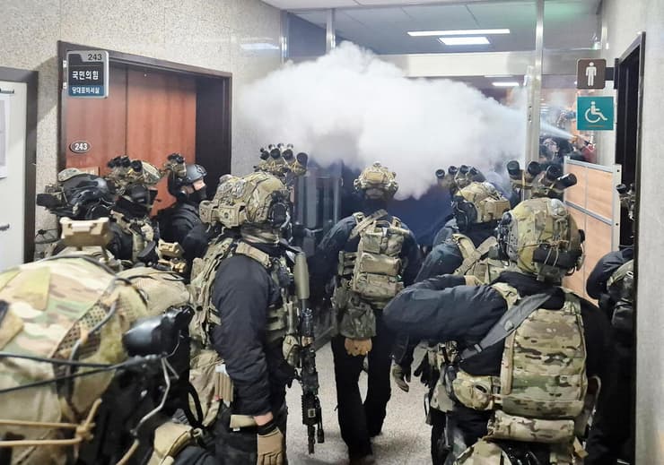 כוחות צבא חיילים פרצו לתוך בניין האספה הלאומית ה פרלמנט של דרום קוריאה סיאול