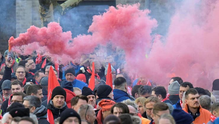 מוכנים לפשרות בתנאי שגם ראשי החברה ומנהליה יציעו ויתורים משלהם (צילום: רויטרס) הפגנת עובדי Volkswagen נגד סגירת מפעלים בגרמניה