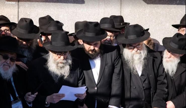 תפילה לשלום החטופים והחיילים בקבר הרבי מלובביץ' (צילום: מנדי בלניצקי) תפילה לשלום החטופים והחיילים. התפילה בקבר הרבי מלובביץ'