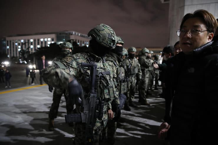 צילום: Chung Sung-Jun/Getty Images כוחות צבא חיילים בכניסה לבניין האספה הלאומית ה פרלמנט של דרום קוריאה סיאול