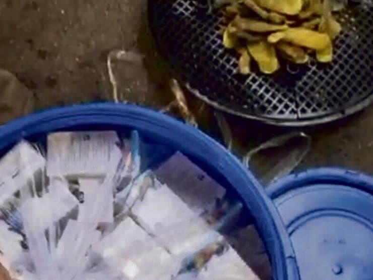 "בתוך כל חבית הייתה חבית נוספת, קטנה יותר, שבתוכה הייתה קמגרה" (צילום: משטרת ישראל) תפיסת קמגרה בנמל אשדוד, בתוך חביות חמוצים