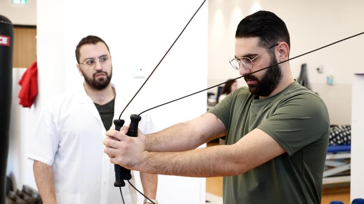 גיבור! כהן ששון במחלקת השיקום ע"ש גנדל (צילום: ירון שרון) מרכז השיקום ע"ש גנדל בהדסה הר הצופים