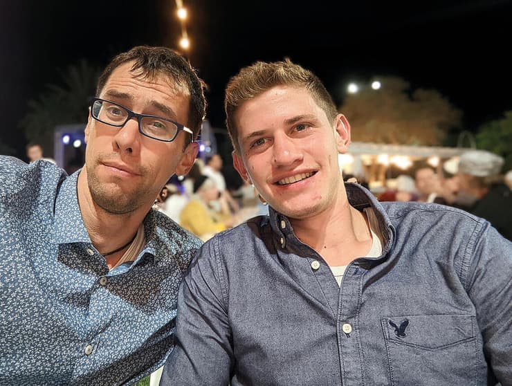 “כמה כואב הכאב". מימין: סרן איתן אוסטר ז"ל, משמאל: אליק אוסטר ( צילום: באדיבות המשפחה) yk14171552