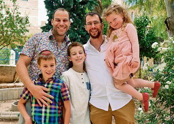 עברו את כל שלבי האבל. אליק אוסטר ובעלו אדם עם שלושת ילדיהם | צילום: הילה שילוני yk14171582