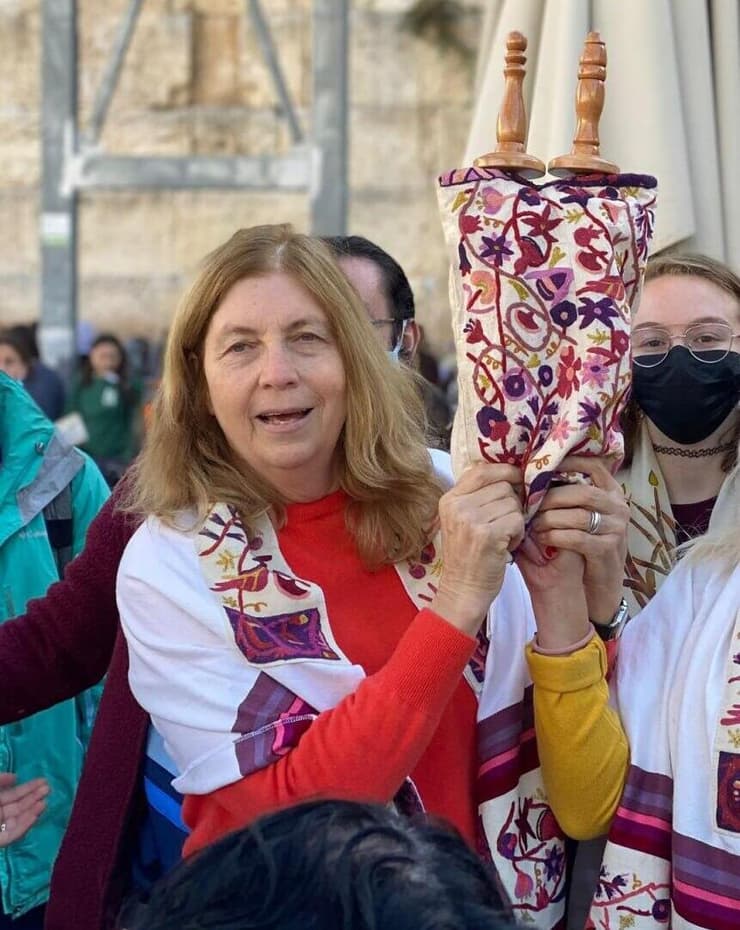 ענת הופמן. "כל תנועה ששינתה משהו בעולם ספגה בהתחלה יחס מבטל ומזלזל" (צילום: באדיבות נשות הכותל) ענת הופמן עם ספר תורה