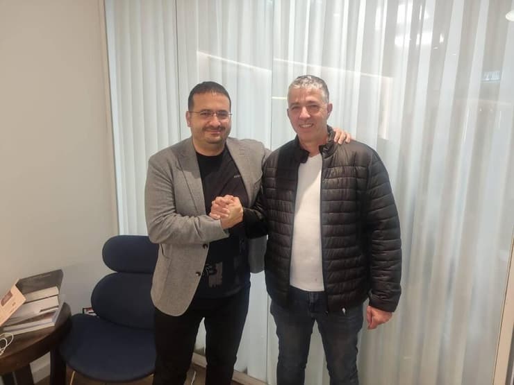 בעלי הפועל ת"א עופר ינאי עם יו"ר עמותת הפועל אוסישקין ת"א רמי כהן