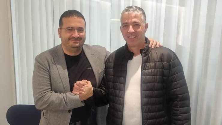 בעלי הפועל ת"א עופר ינאי עם יו"ר עמותת הפועל אוסישקין ת"א רמי כהן