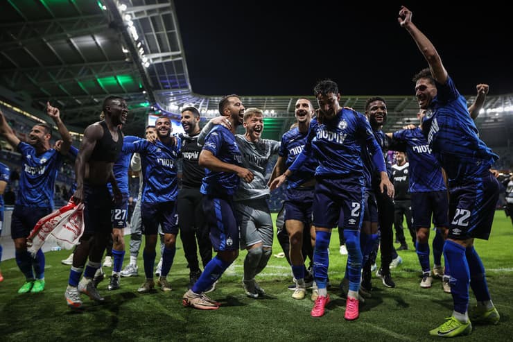 בפסגת ליגת העל. שחקני באר-שבע (צילום: עוז מועלם) שחקני הפועל באר-שבע חוגגים