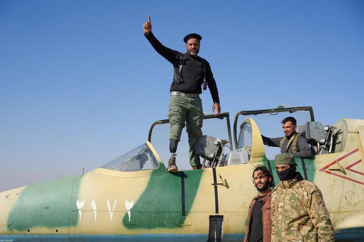 מורדים ב סוריה חוגגים בבסיס אווירי צבאי שנכבש באזור חלב
