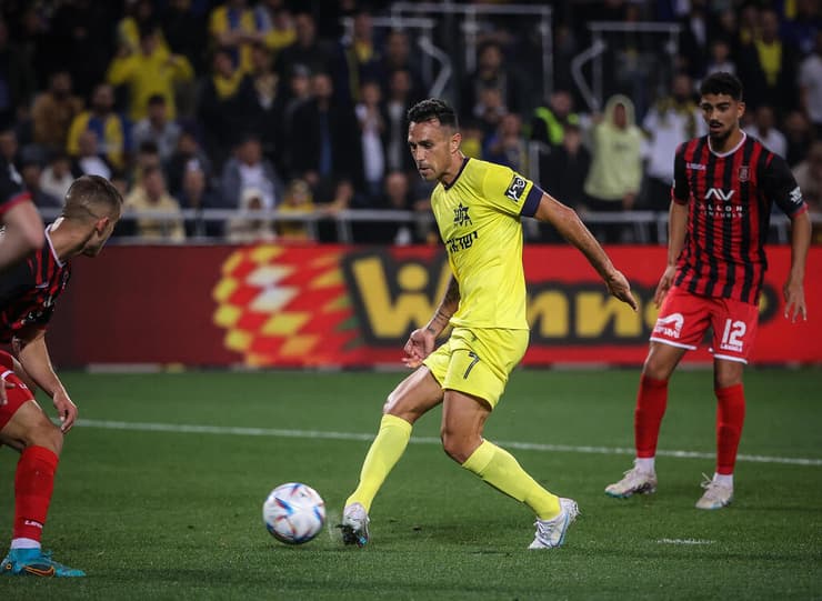 ערן זהבי עם מדי הרטרו