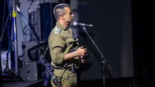 אסף חממי ז"ל מדבר באירוע הוקרה בו צולמה התמונה האחרונה 