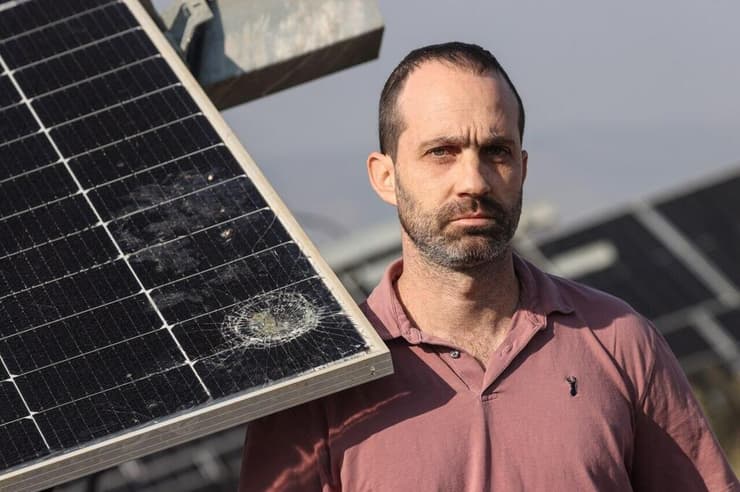 "הגיעו, ירו, איימו והלכו. השומר המבוהל לא הסכים לתת פרטים". דגן שוחר והפאנל ההרוס בגבת (צילום: גיל נחושתן ) דגן שוחר