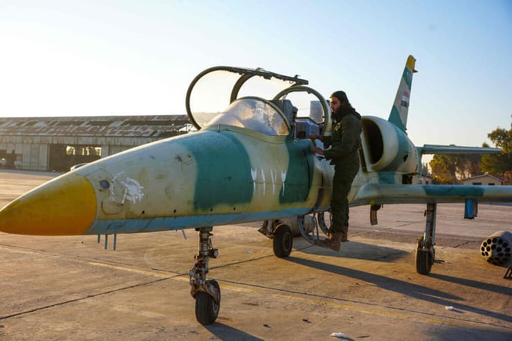 מורדים ב סוריה חוגגים בבסיס אווירי צבאי שנכבש באזור חלב