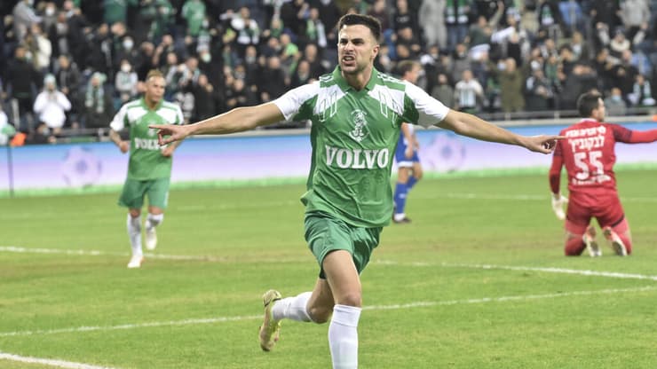 דין דוד עם מדי המחווה לעונת הדאבל