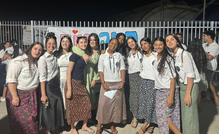 יום הפתיחה מחדש של סניף בני עקיבא בשדרות. הקומונרית הדס נדב שנייה משמאל