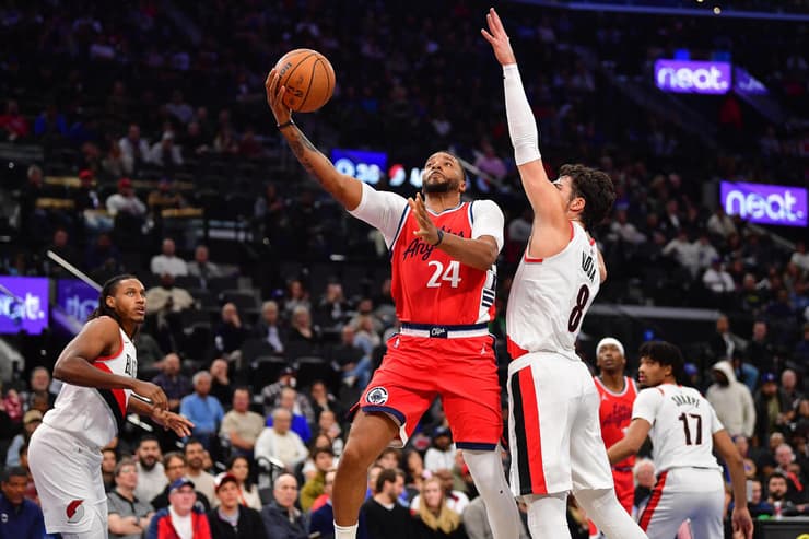 אבדיה מנסה לעצור את פאוול