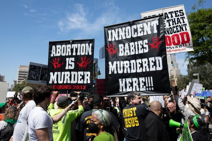 מתנגדי הפלות מוחים בלוס אנג'לס, אה"ב, ב-2022