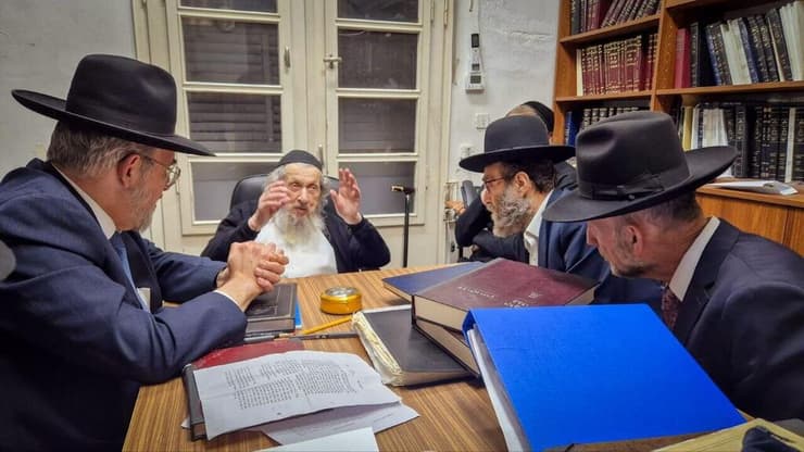חברי כנסת מהסיעות החרדיות בפגישה אצל הרב לנדו