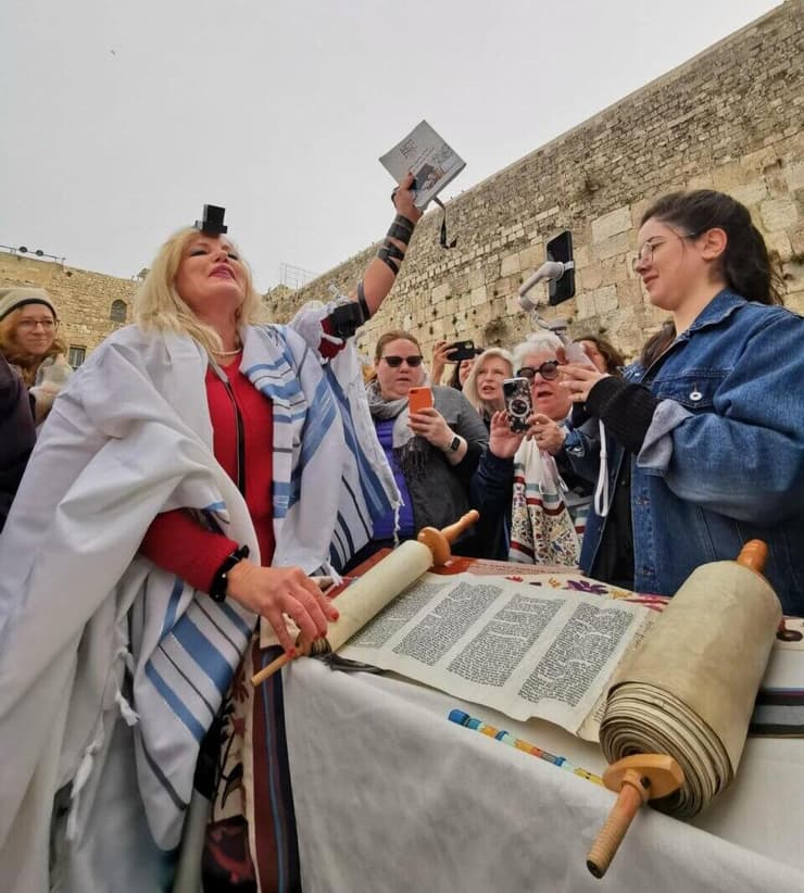 קריאה בתורה של נשות הכותל ב"עזרת ישראל", ארכיון (צילום: באדיבות נשות הכותל) אחת התפילות בכותל המערבי