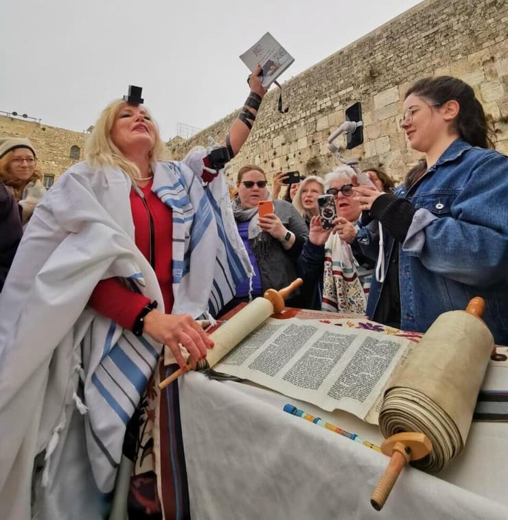נשות הכותל עם ספר תורה (צילום: באדיבות נשות הכותל) אחת התפילות בכותל המערבי