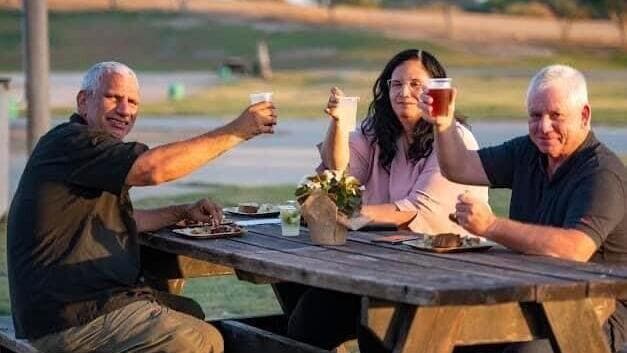 התמונה האחרונה של אילן וייס, אריק קראוניק ורחלי בנאקוט 