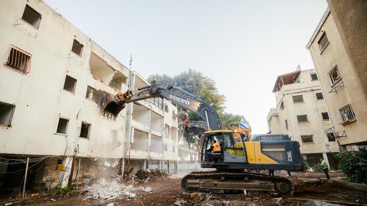 הריסת בניינים ישנים במסגרת פרויקט פינוי בינוי (צילום: neo media) הריסת בניינים ישנים ביהוד במסגרת פרויקט פינוי בינוי