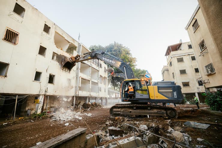 הריסת בניינים ישנים ביהוד במסגרת פרויקט פינוי בינוי