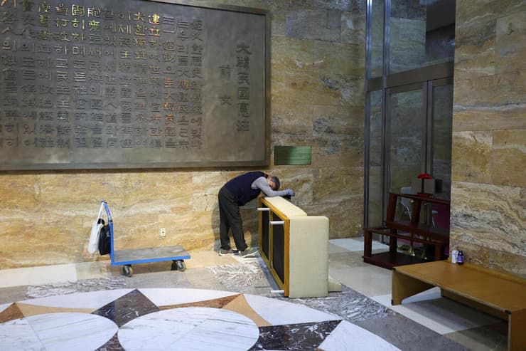 הנזק בבניין פרלמנט ב סיאול דרום קוריאה אחראי מהומות עם ניסיון כושל להטיל משטר צבאי