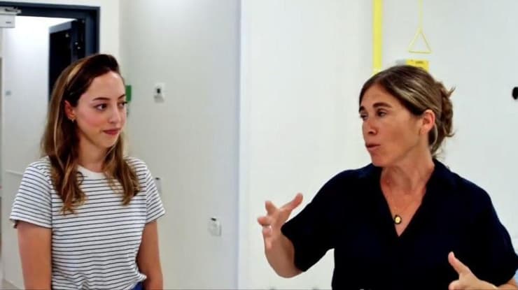 ד"ר עפרה צידון עם רבקה, ארוסתו של חנן ז"ל במעבדה