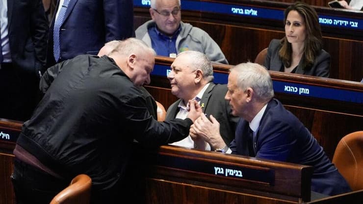 בני גנץ ודודי אמסלם משוחחים במליאת הכנסת