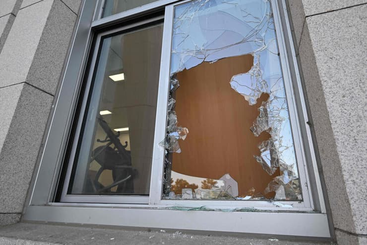 הנזק בבניין פרלמנט ב סיאול דרום קוריאה אחראי מהומות עם ניסיון כושל להטיל משטר צבאי