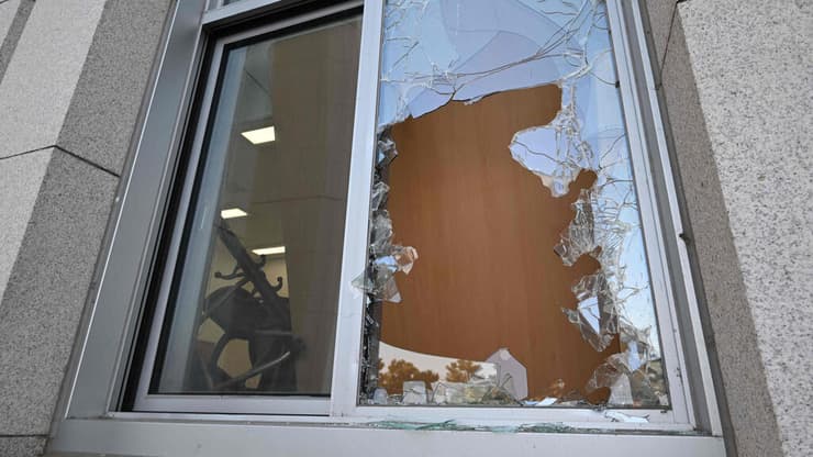 הנזק בבניין פרלמנט ב סיאול דרום קוריאה אחראי מהומות עם ניסיון כושל להטיל משטר צבאי