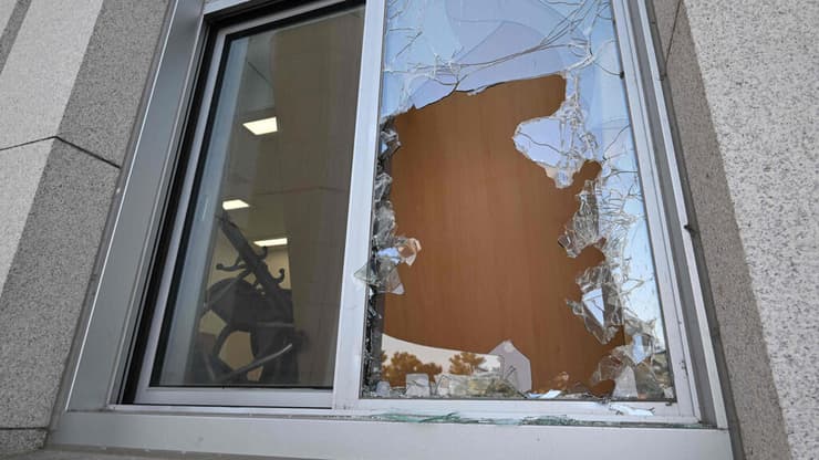 הנזק בבניין פרלמנט ב סיאול דרום קוריאה אחראי מהומות עם ניסיון כושל להטיל משטר צבאי