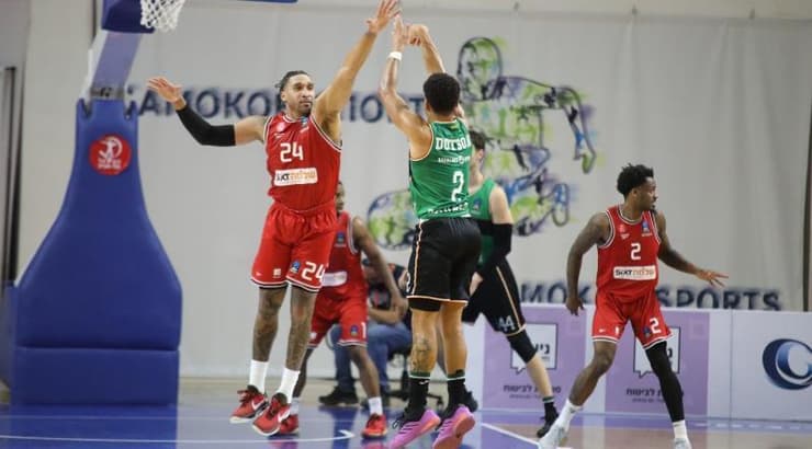 איש וויינרייט שומר על דבון דוטסון (הפועל ת"א) איש וויינרייט שומר על דבון דוטסון