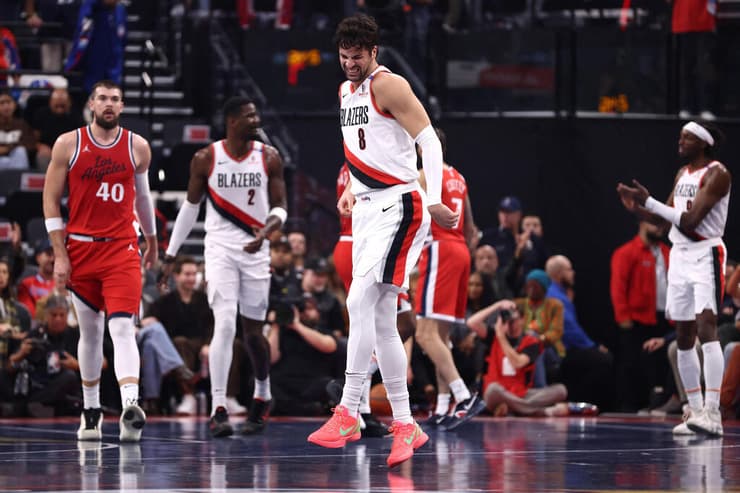 אבדיה כואב, לאחר שסובב את הקרסול במהלך המשחק