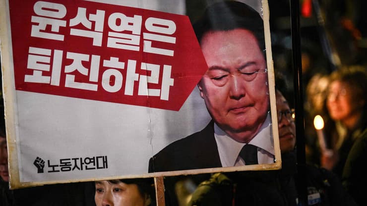 מחאה ב סיאול דרום קוריאה בדרישה להתפטרות הנשיא יון סוק יאול