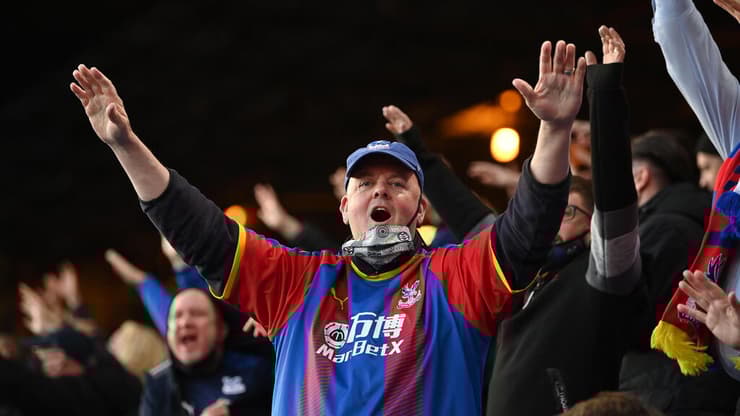 אוהד קריסטל פאלאס ביציע. רק כ-4% מהאוהדים ציינו שהם מוכנים לקנות את החולצה של קבוצתם ביותר מ-50 פאונד