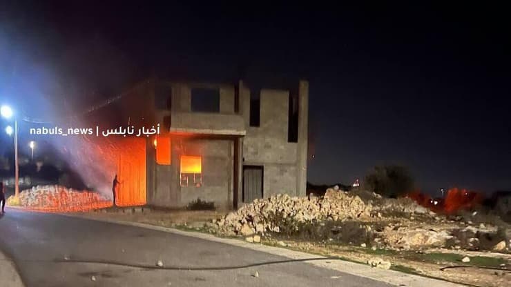 מתנחלים שרפו בית בבנייה, חנות מכולת ורכב, בעיירה בית פוריק, מזרחית לשכם