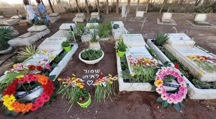 חלקת הקבר של איתי סבירסקי בקיבוץ בארי