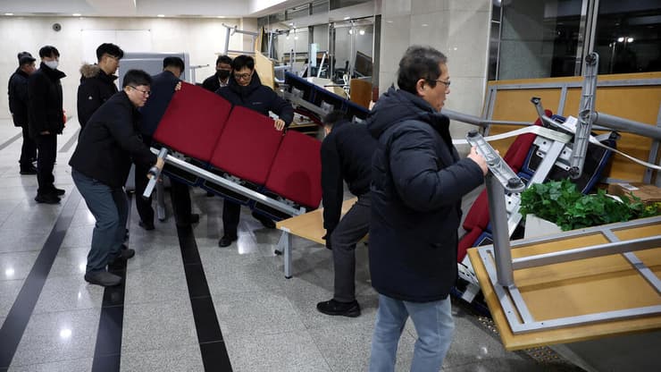 הנזק בבניין פרלמנט ב סיאול דרום קוריאה אחראי מהומות עם ניסיון כושל להטיל משטר צבאי