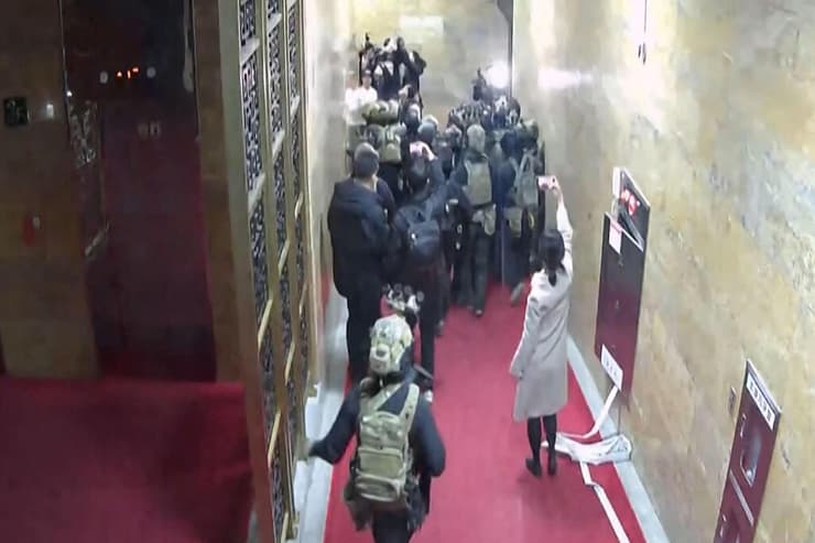 הנזק בבניין פרלמנט ב סיאול דרום קוריאה אחראי מהומות עם ניסיון כושל להטיל משטר צבאי