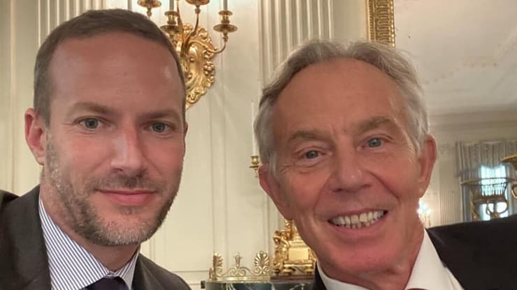 אדם בוהלר וטוני בלייר