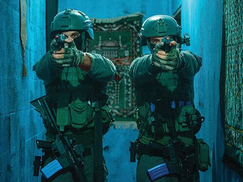 מילואימניקים באימון בשטח בנוי כפי שצילם המתעד הצבאי דויד ריבייב שנפצע בעזה