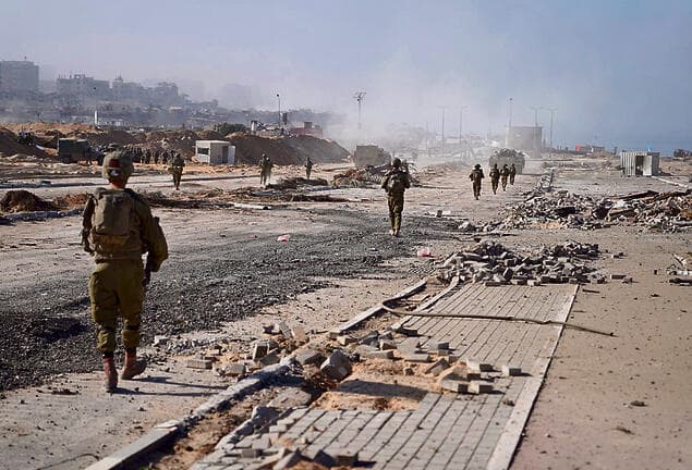 לוחמים בצפון רצועת עזה כפי שצילם המתעד הצבאי דויד ריבייב שנפצע בעזה