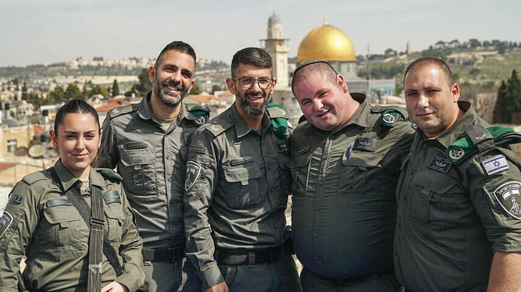 רועי (שני מימין) וחבריו במג"ב. "השתלב בצורה מדהימה, חברתית ומקצועית" yk14175232