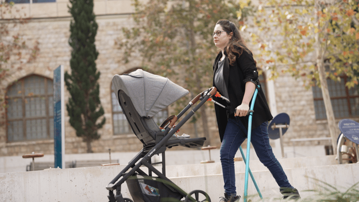 רתמה להסעת עגלה למשתמשים בקביים