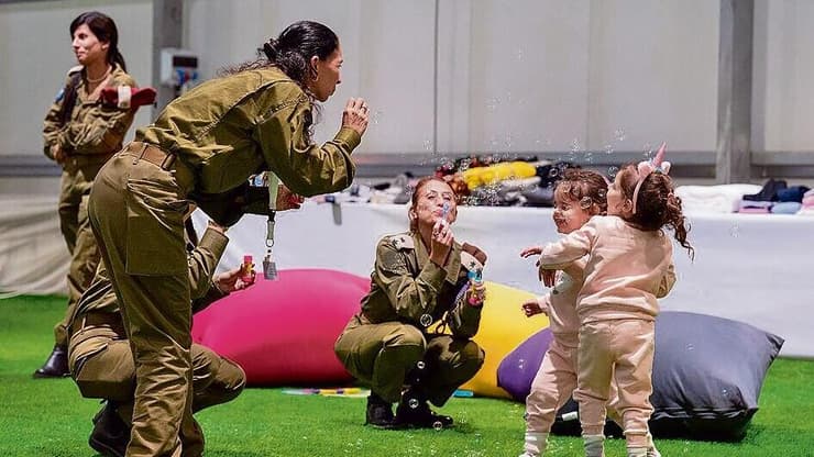 אל"מ ענבר סיטבון עם יולי ואמה קוניו ביום השחרור