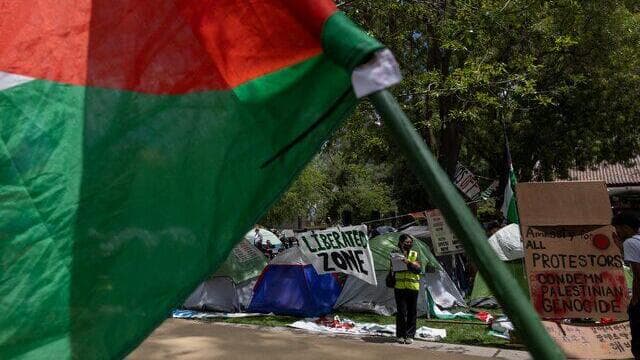 מחאה פרו-פלסטינית באוניברסיטת סטנפורד (צילום: REUTERS/Carlos Barria) מחאה פרו פלסטינית באוניברסיטת סטנפורד
