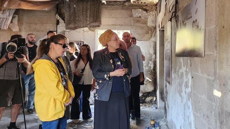 "צריך לנהל את המו"מ מול השובים". סטרוק בסיור בניר עוז, שבוע שעבר שרת ההתיישבות והמשימות הלאומיות אורית סטרוק בסיור בקיבוץ ניר עוז